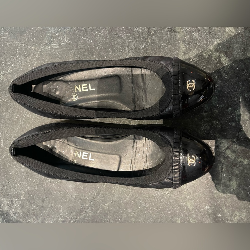 CHANEL Black Cap-Toe Ballerina Flats with Gold CC